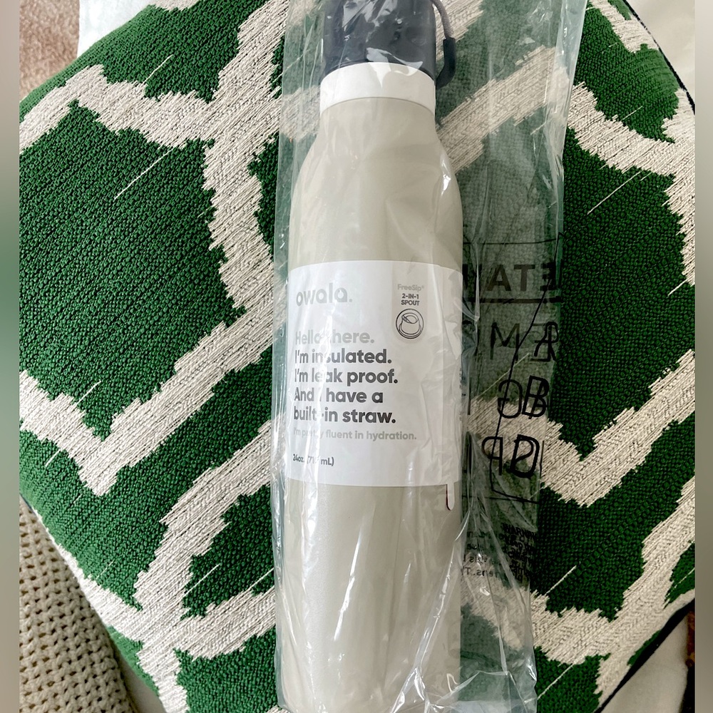 NWT Owala Freesip Twist 24oz in Rock On